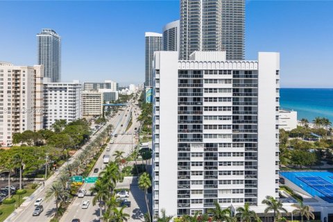Condo in Hallandale Beach, Florida, 3 bedrooms  № 1990290 - photo 1