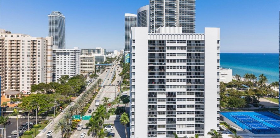 Condo in Hallandale Beach, Florida, 3 bedrooms  № 1990290