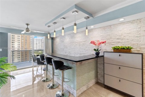 Condo in Hallandale Beach, Florida, 3 bedrooms  № 1990290 - photo 6