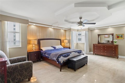 Condo in Hallandale Beach, Florida, 3 bedrooms  № 1990290 - photo 13