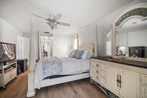 House in Clearwater, Florida 5 bedrooms, 264.96 sq.m. № 1812545 - photo 17