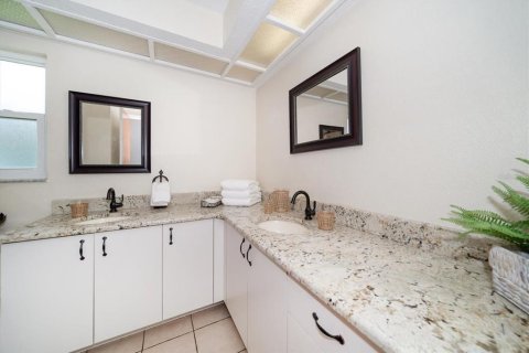 House in Clearwater, Florida 5 bedrooms, 264.96 sq.m. № 1812545 - photo 19