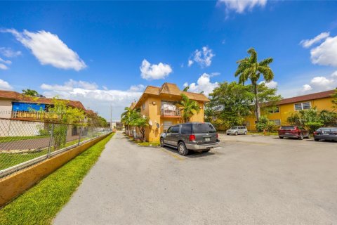 Commercial property in Miami, Florida № 1766744 - photo 12