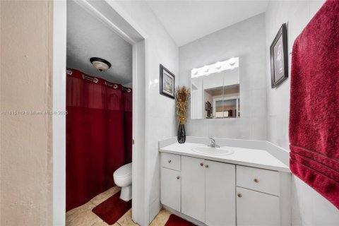 Commercial property in Miami, Florida № 1766744 - photo 9