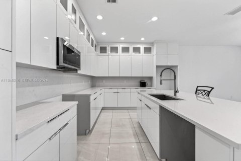 House in Westlake, Florida 5 bedrooms, 233.37 sq.m. № 2007681 - photo 12