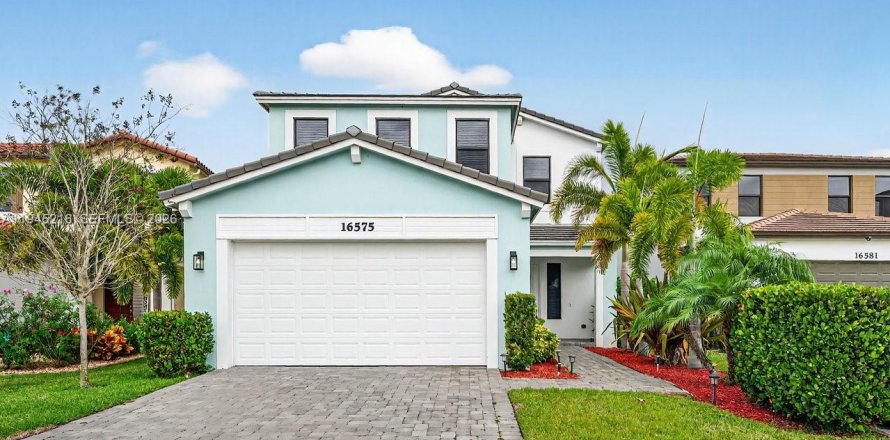 House in Westlake, Florida 5 bedrooms, 233.37 sq.m. № 2007681