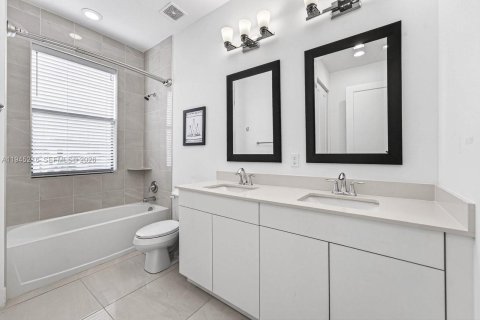 House in Westlake, Florida 5 bedrooms, 233.37 sq.m. № 2007681 - photo 15