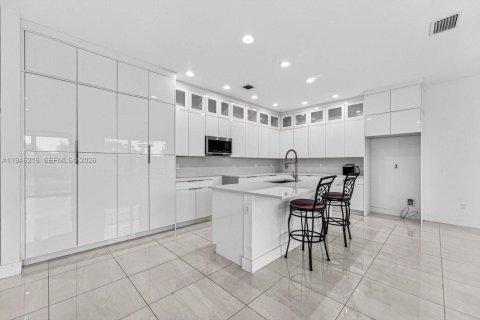 House in Westlake, Florida 5 bedrooms, 233.37 sq.m. № 2007681 - photo 13