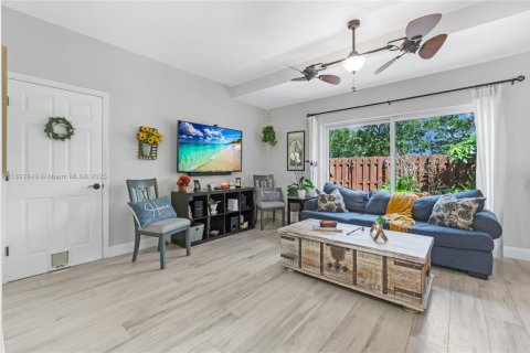 Touwnhouse à vendre à Miami, Floride: 3 chambres, 141.95 m2 № 1945073 - photo 4