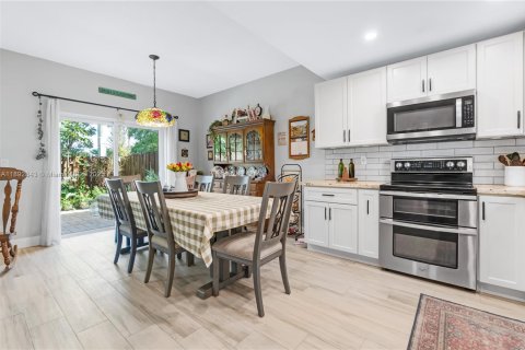 Touwnhouse à vendre à Miami, Floride: 3 chambres, 141.95 m2 № 1945073 - photo 11
