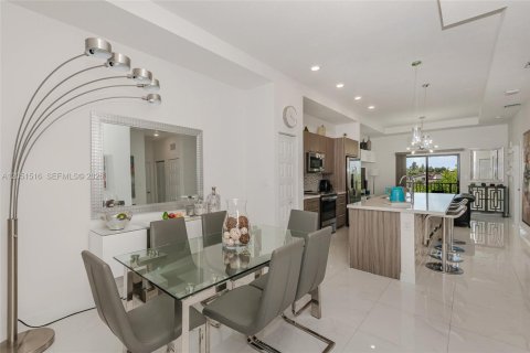 Снять в аренду кондоминиум в Дорал, Флорида 2 спальни, 89.56м2, № 2150414 - фото 2