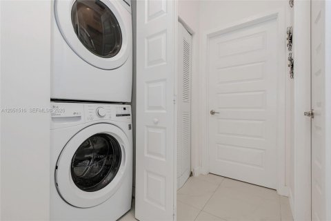 Снять в аренду кондоминиум в Дорал, Флорида 2 спальни, 89.56м2, № 2150414 - фото 13