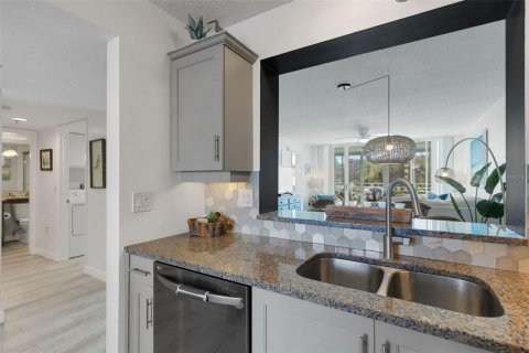 Condo in Bradenton, Florida, 1 bedroom  № 2431054 - photo 15