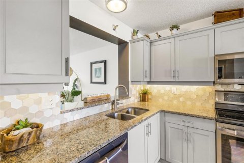 Condo in Bradenton, Florida, 1 bedroom  № 2431054 - photo 5