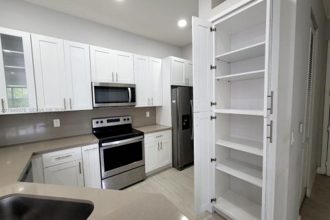 Снять в аренду кондоминиум в Мирамар, Флорида 2 спальни, 103.86м2, № 2003471 - фото 4