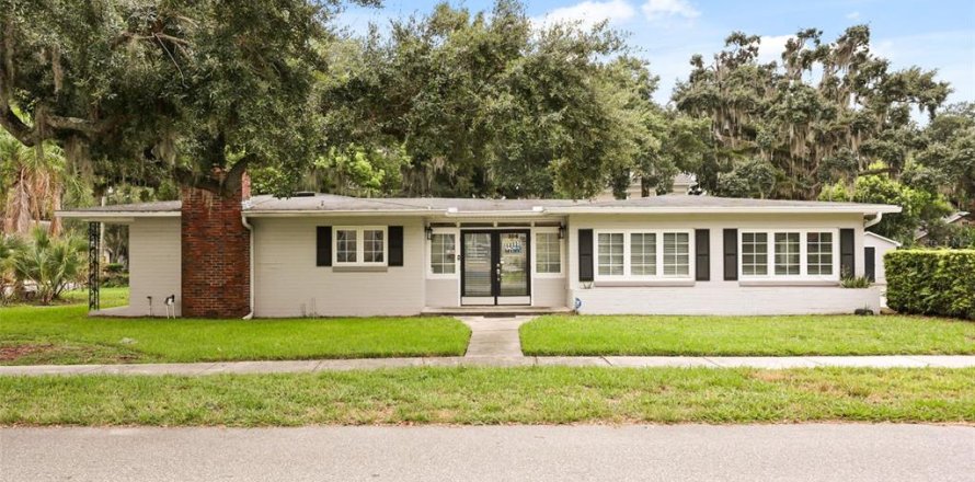 Commercial property in Kissimmee, Florida 175.31 sq.m. № 2259510