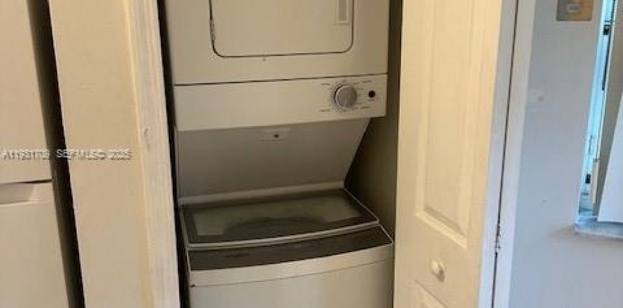 Condominio en Hialeah, Florida, 2 dormitorios  № 2034584