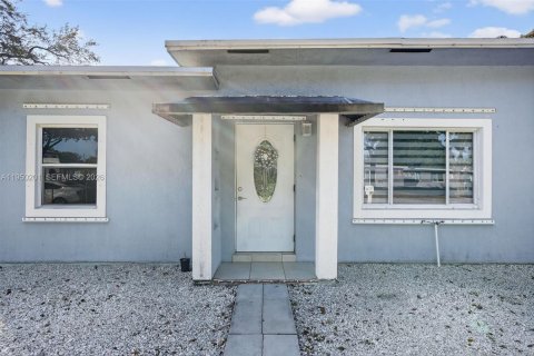 Casa en venta en Opa-locka, Florida, 4 dormitorios, 95.88 m2 № 2008998 - foto 5