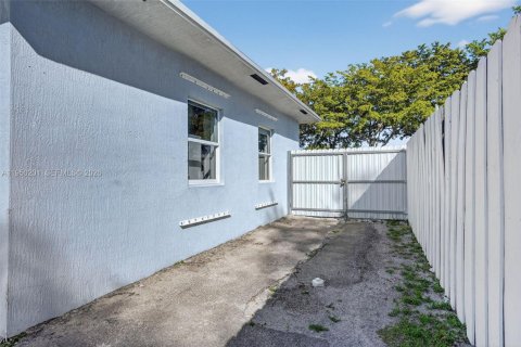 Casa en venta en Opa-locka, Florida, 4 dormitorios, 95.88 m2 № 2008998 - foto 28