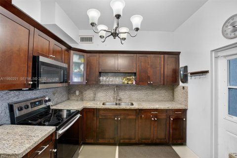 Casa en venta en Opa-locka, Florida, 4 dormitorios, 95.88 m2 № 2008998 - foto 9