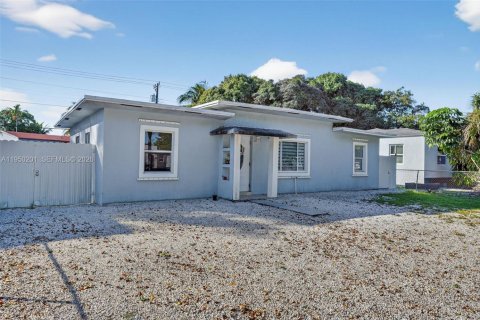 Casa en venta en Opa-locka, Florida, 4 dormitorios, 95.88 m2 № 2008998 - foto 3
