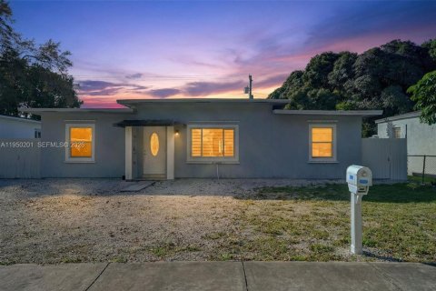 Casa en venta en Opa-locka, Florida, 4 dormitorios, 95.88 m2 № 2008998 - foto 2