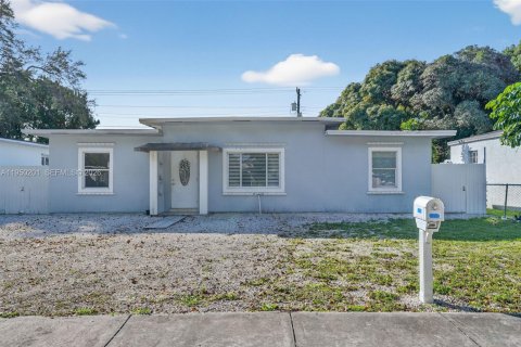 Casa en Opa-locka, Florida 4 dormitorios, 95.88 m2 № 2008998