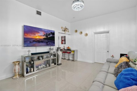 Casa en venta en Opa-locka, Florida, 4 dormitorios, 95.88 m2 № 2008998 - foto 6