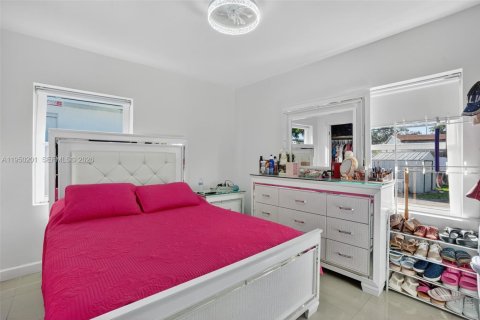 Casa en venta en Opa-locka, Florida, 4 dormitorios, 95.88 m2 № 2008998 - foto 14