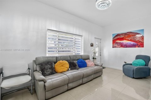 Casa en venta en Opa-locka, Florida, 4 dormitorios, 95.88 m2 № 2008998 - foto 7