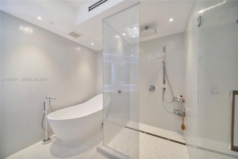 Condo in Bal Harbour, Florida, 3 bedrooms  № 2076793 - photo 12