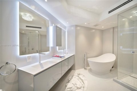 Condo in Bal Harbour, Florida, 3 bedrooms  № 2076793 - photo 14