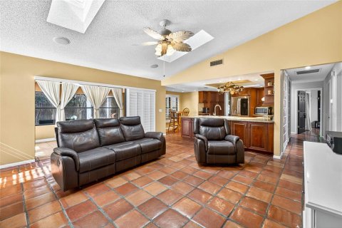House in Plant City, Florida 5 bedrooms, 249.63 sq.m. № 2099461 - photo 8