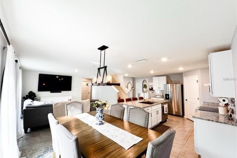 House in Zephyrhills, Florida 5 bedrooms, 242.01 sq.m. № 2151304 - photo 5