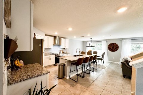 House in Zephyrhills, Florida 5 bedrooms, 242.01 sq.m. № 2151304 - photo 4