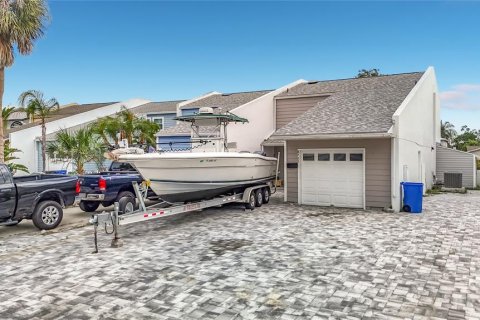 House in Tampa, Florida 3 bedrooms, 160.44 sq.m. № 2095114 - photo 2