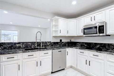 House in Tampa, Florida 3 bedrooms, 160.44 sq.m. № 2095114 - photo 12