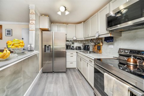 Condo in Hialeah, Florida, 2 bedrooms  № 2075154 - photo 8