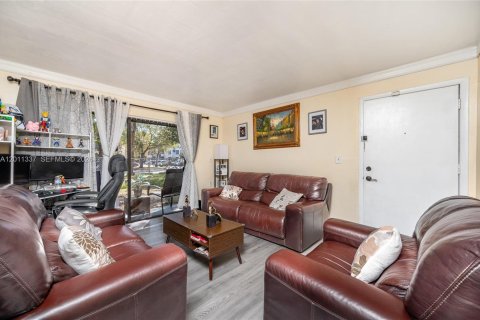 Condo in Hialeah, Florida, 2 bedrooms  № 2075154 - photo 7