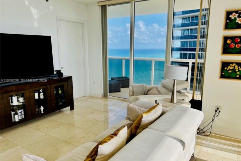 Copropriété à vendre à Hallandale Beach, Floride: 2 chambres, 135.45 m2 № 1999253 - photo 2