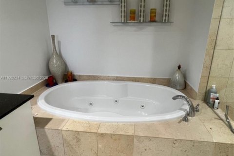 Copropriété à vendre à Hallandale Beach, Floride: 2 chambres, 135.45 m2 № 1999253 - photo 7