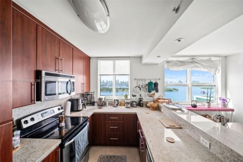 Condo in Miami Beach, Florida, 2 bedrooms  № 1697765 - photo 4