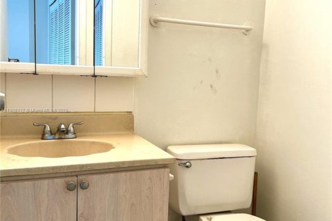 Condo in Sunny Isles Beach, Florida, 1 bedroom  № 2013409 - photo 15