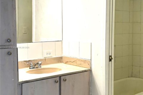 Condo in Sunny Isles Beach, Florida, 1 bedroom  № 2013409 - photo 25
