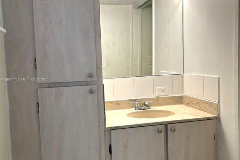 Condo in Sunny Isles Beach, Florida, 1 bedroom  № 2013409 - photo 24