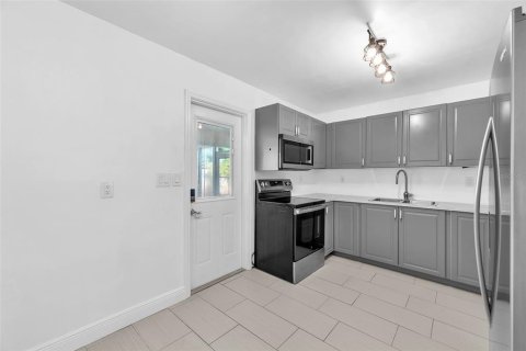 Casa en venta en Tampa, Florida, 3 dormitorios, 80.27 m2 № 1791367 - foto 11