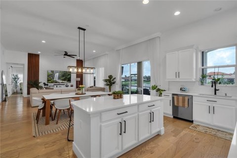 House in BELLALAGO in Kissimmee, Florida 4 bedrooms, 332.87 sq.m. № 1777193 - photo 15