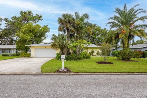 House in Dunedin, Florida 4 bedrooms, 162.86 sq.m. № 1901538 - photo 1