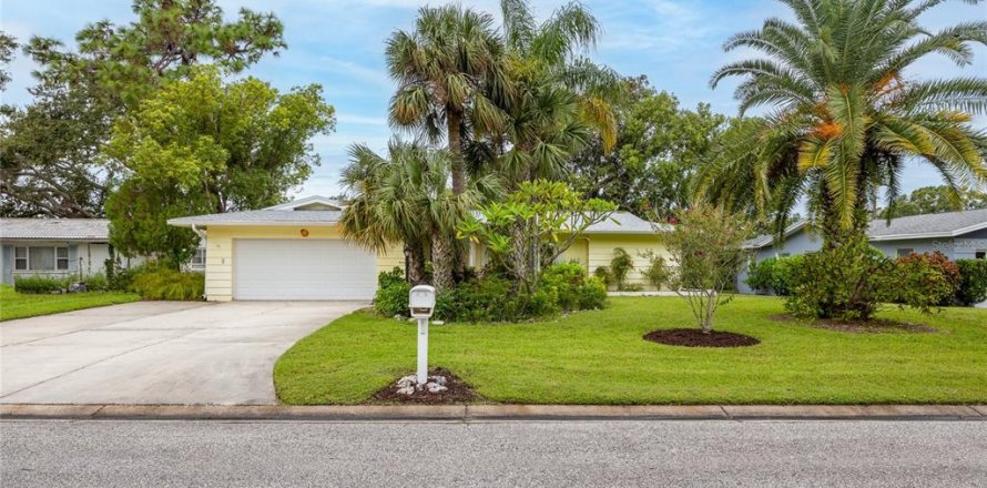 House in Dunedin, Florida 4 bedrooms, 162.86 sq.m. № 1901538