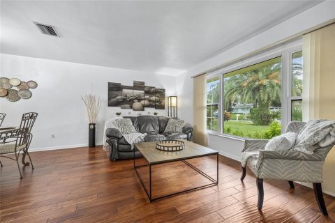 House in Dunedin, Florida 4 bedrooms, 162.86 sq.m. № 1901538 - photo 6